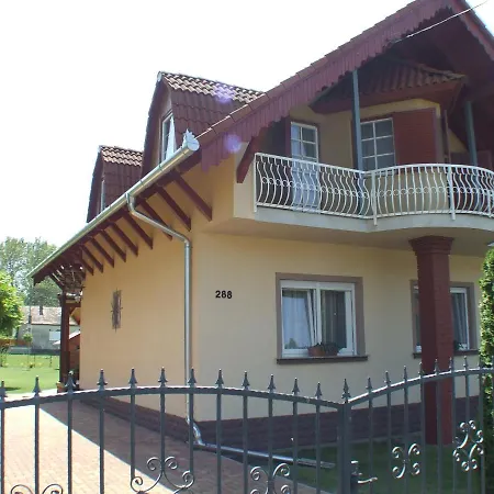 Erika Nyaralo Балатонфеньвеш