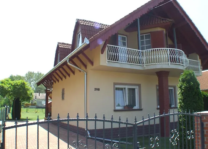 Erika Nyaralo Balatonfenyves